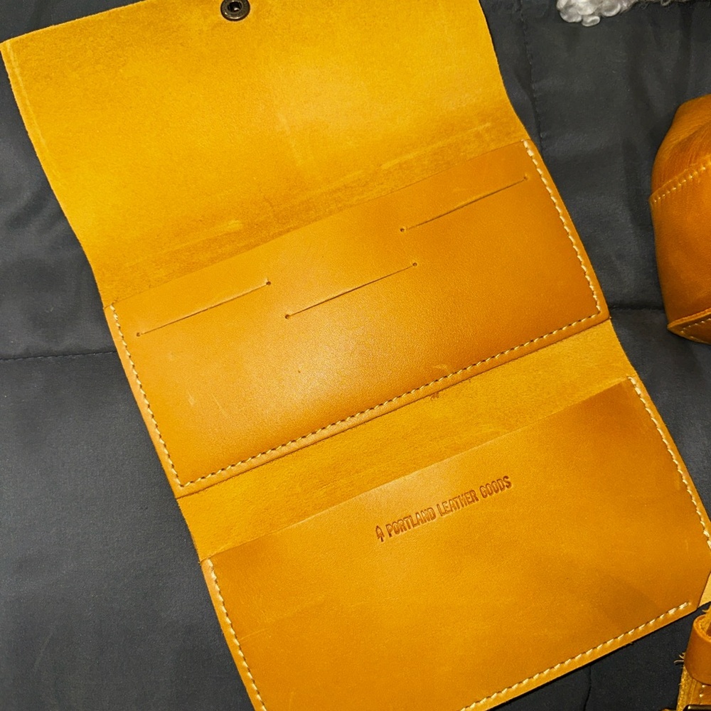 Portland Leather Goods
Crossbody Tote
FREE Matching Leather Wallet🤗 - Picture 9 of 15